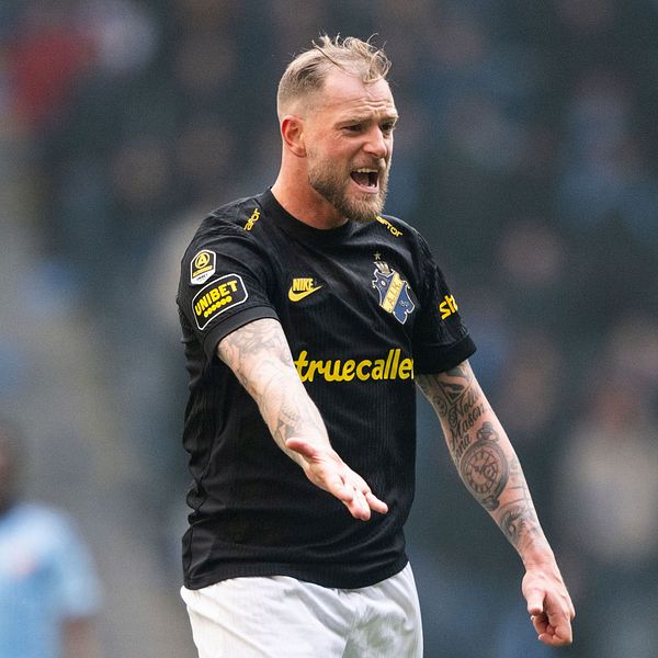 Delad bild. Vänster: fotbollsspelare i svart matchtröja. Höger: spelare diskuterar med domare.