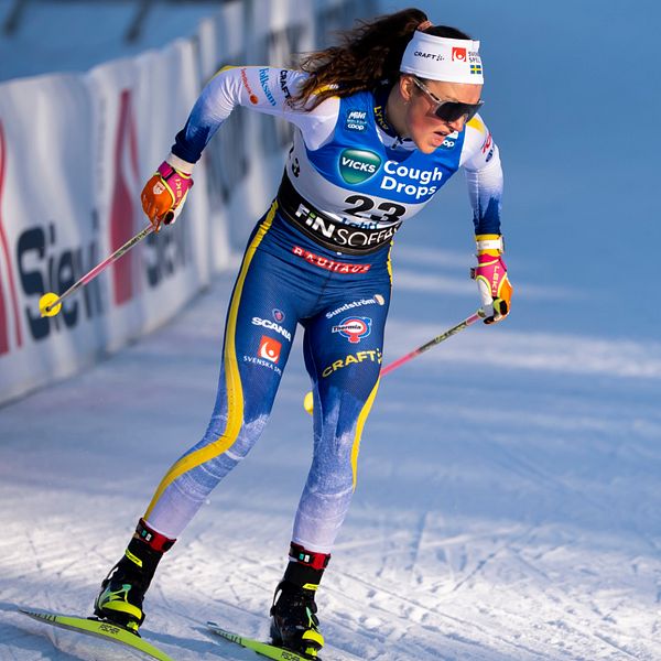 Tvådelad bild. Vänster: skidåkare i aktion. Höger: närbild av skidtävlingskläder.