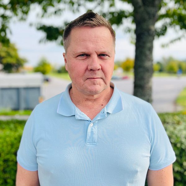 Till vänster står en person i ljusblå tröja utomhus framför en grönskande miljö. Till höger ett A4-papper fäst på en dörr med texten ”STÄNGT” samt information om öppettider.
