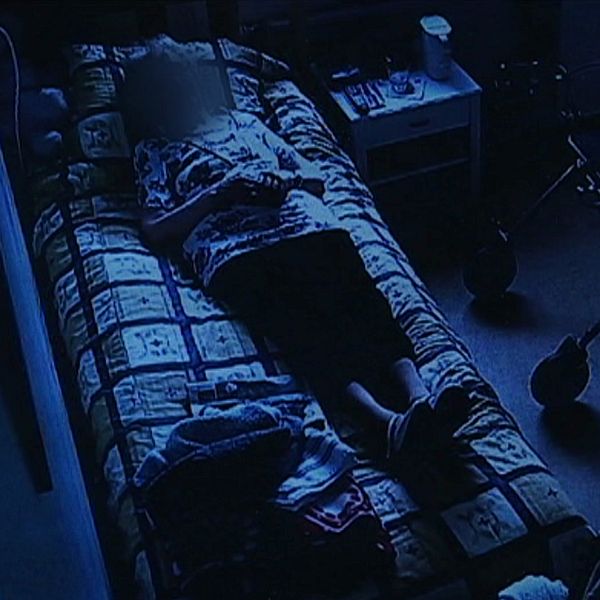En sovande person filmad med en övervakningskamera och en tillsynskamera som används inom hemtjänstens äldrevård.