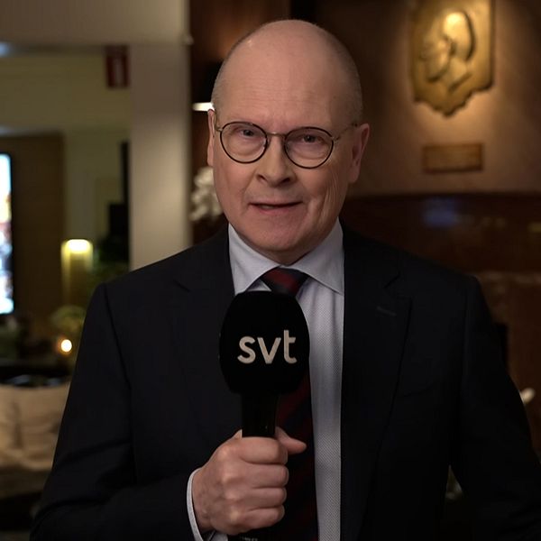 En delad bild som visar två olika scener: till vänster står en reporter med en mikrofon från SVT i en inomhusmiljö, och till höger visas en person som håller ett dokument framför en EU-flagg bakom en podium.