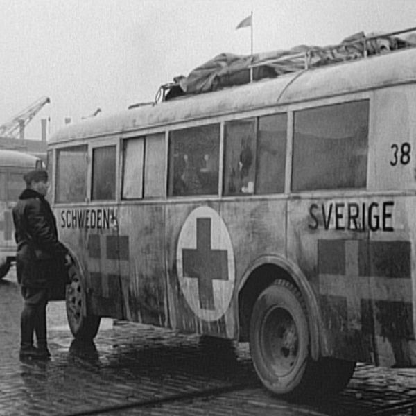 Delad bild. Till vänster: historisk svensk rödakorsbuss. Till höger: person i rödakorsväst.