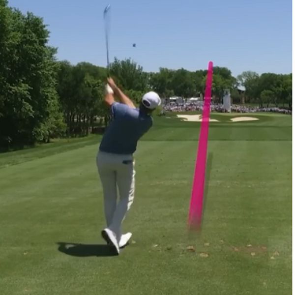 Delad bild. Vänster: golfspelare slår ut på bana. Höger: person håller ett litet barn.
