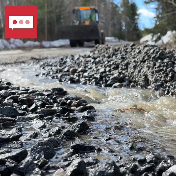 En traktor kör längs en grusväg där vatten rinner i förgrunden.