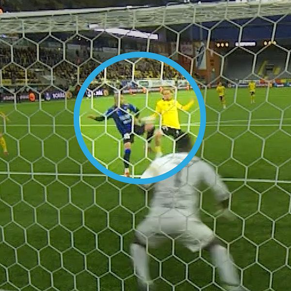 Delad bild. Till vänster: straffsituation i fotboll. Till höger: spelare i gul matchtröja.