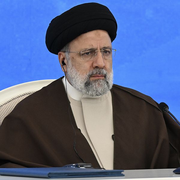 Irans president och personer vid den påstådda olycksplatsen.