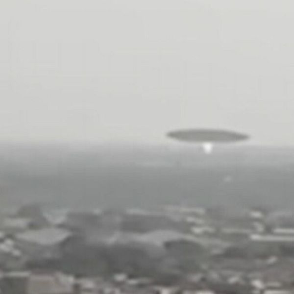 En delad bild som visar två sektioner. Den vänstra sektionen visar ett oidentifierat flygande objekt (UFO) svävande över en landskapsvy i dimmigt väder. Den högra sektionen visar en professor som intervjuas utanför Linköpings universitet.