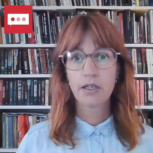 kvinna med glasögon och bild på smskonversation