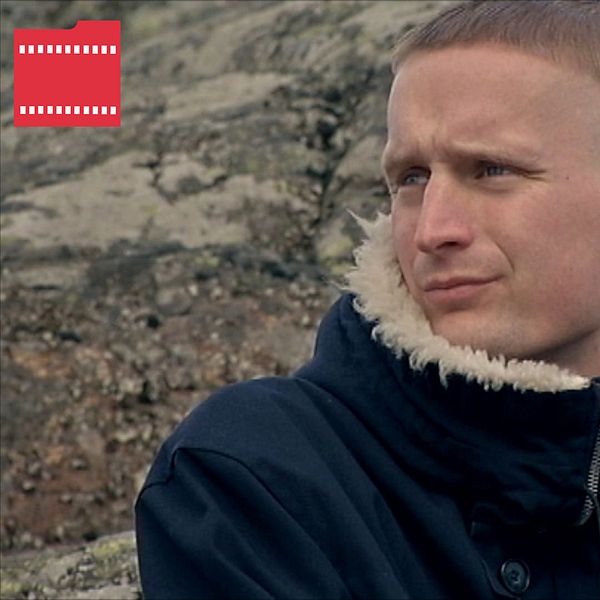 Ung man – Kristian Gidlund – i vinterjacka tittar mot fjärran
