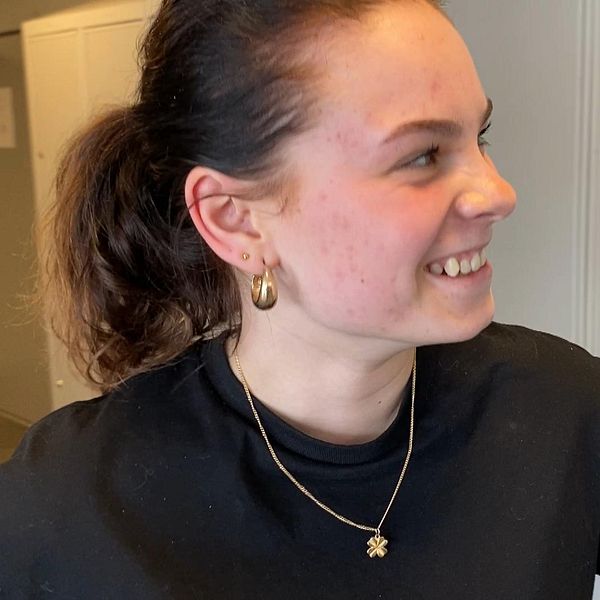 Tvådelad bild. Vänster: Person med hästsvans och örhänge. Höger: Två fötter med olika skor.
