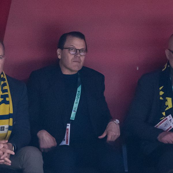 Delad bild. Till vänster: personer på läktare med matchhalsdukar. Till höger: fotbollsspelare.