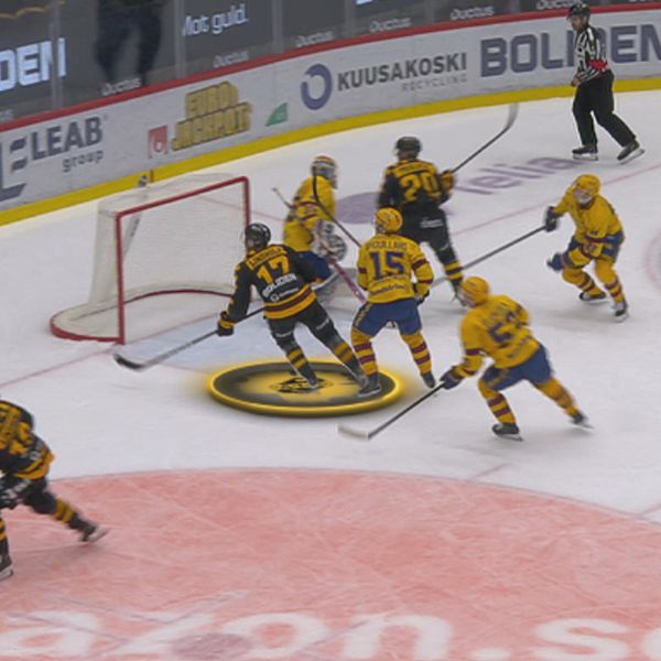 Pär Lindholm i intervju bredvid hockeysekvens med målchans