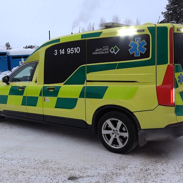 Till vänster står en ambulans i Härjedalen utomhus på vintern. Till höger är en bild på Britt-Marie Stolth, som är ambulanschef i Region Jämtland Härjedalen.i