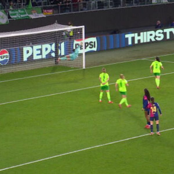 Tvådelad bild. Vänster: Fotbollsmatch, boll nära mål. Höger: Firande Barcelona-spelare.