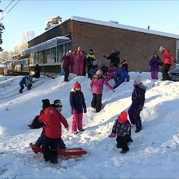 Tvådelad bild med lekande barn i snön framför en skola till vänster och en äldre man i kostym till höger.