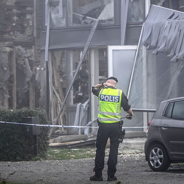 Polis framför söndersprängd fasad. Kvinna tittar in i kameran i separat bild.