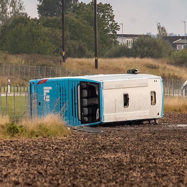Vält buss utanför Linköping och porträtt av busschauffören