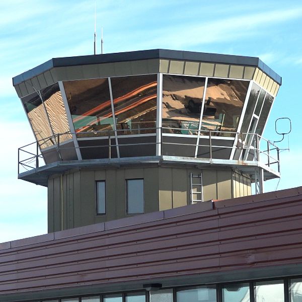 Flygtrafiktorn på Örebro flygplats och radarbilder.