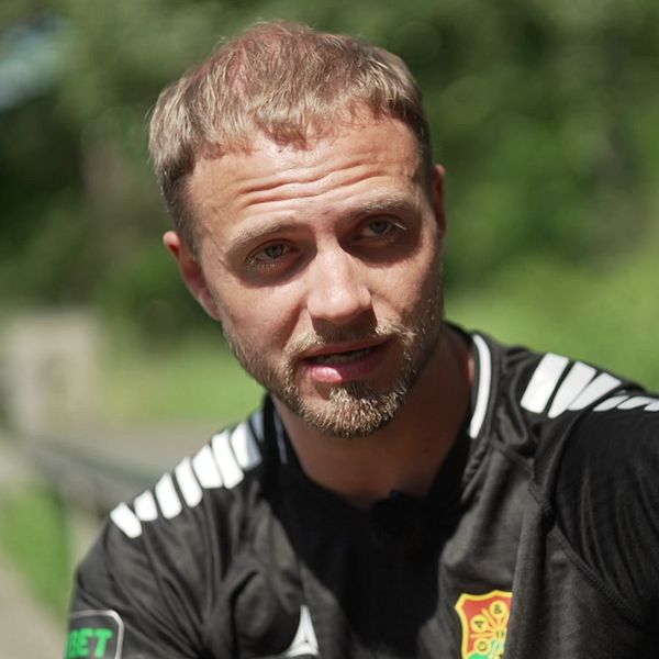 Gustav Lundgren i svart träningsjacka och gul landslagsdräkt.