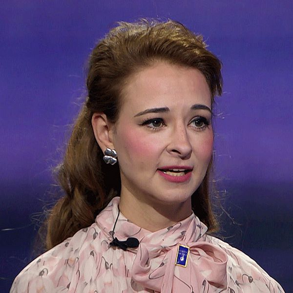 Alice Teodorescu Måwe och en man i tv-studio under intervju
