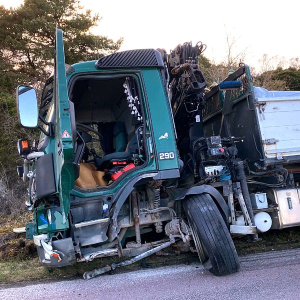 En delad bild med två sektioner: till vänster syns en lastbil som har kraschat med skador på fronten och sidan. Till höger står en person i mörk jacka utomhus.
