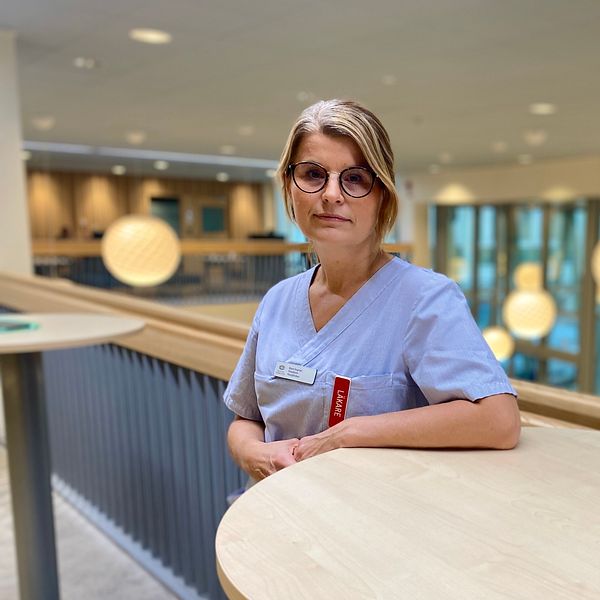 Överläkaren Marie Engman vid ett bord i foajén på Nyköpings lasarett.