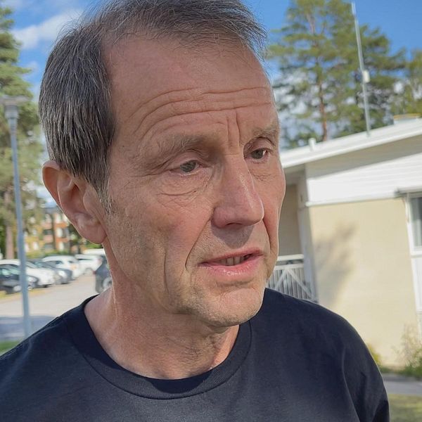Jan Nordin styrelseordförande i Norrlidens kunskapscentrum AB och lärare på Skvaderns gymnasieskola. Exteriör Skvaderns gymnasieskola.