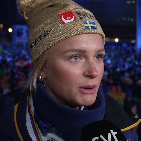 Tvådelad bild. Vänster: Person i skid- eller sportmiljö. Höger: Idrottslag med svensk flagga på arena.