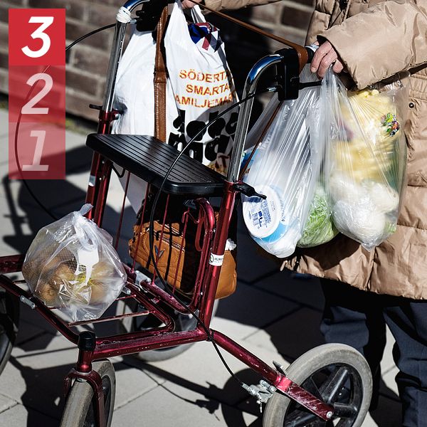 Tvådelad bild. Vänster: Rullator med shoppingkassar. Höger: Reporter framför byggnad.