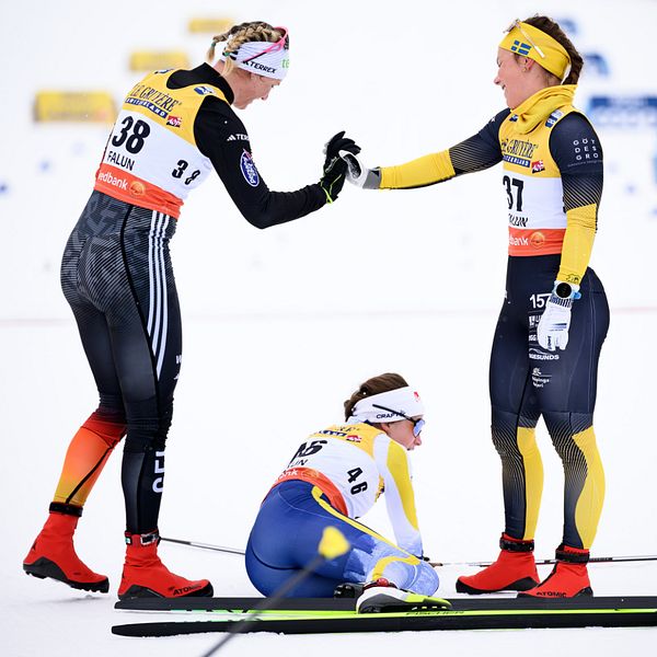 Svenska åkare gratulerar Victoria Carl efter målgången