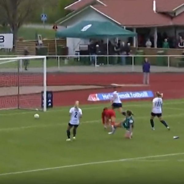 Delad bild. Till vänster: fotbollsmatch vid målchans. Till höger: spelare i grönt sparkar bollen.