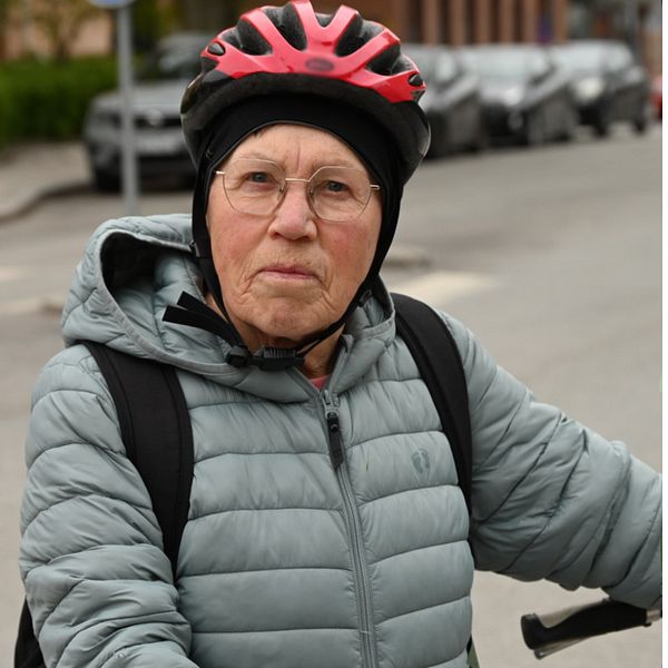Delad bild. Till vänster: person med cykelhjälm utomhus. Till höger: blommor och buketter.