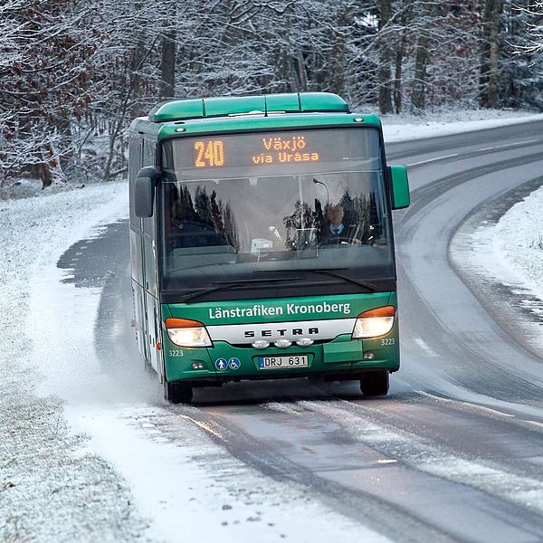 Länstrafiken Kronobergs linjebuss 240 i kurva till vänster i bild. Till höger en porträttbild av centerpartisten Carina Bengtsson som är ordförande i trafiknämnden, länstrafiken Kronboberg.