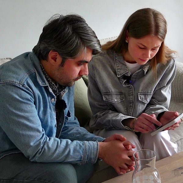 Tvådelad bild. Till höger: Sjuksköterskan Linn Gustafsson  sitter i en ambulans. Till vänster sitter hon i vardagskläder och visar något på sin skärm för en reporter.