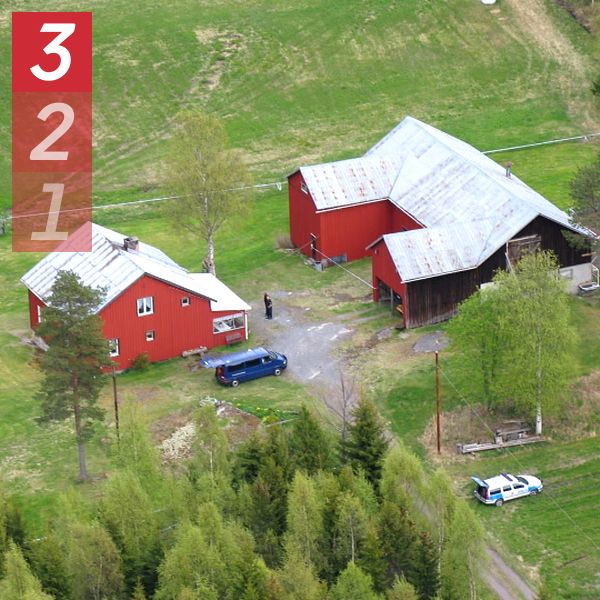 En delad bild med två sektioner; till vänster en fågelperspektivbild av en röd gård med flera byggnader och omgivande grönskande landskap, inklusive en bil och en polisbil, till höger en man klädd i en rutiga skjorta, sittandes framför ett rum med en piano och hyllor.