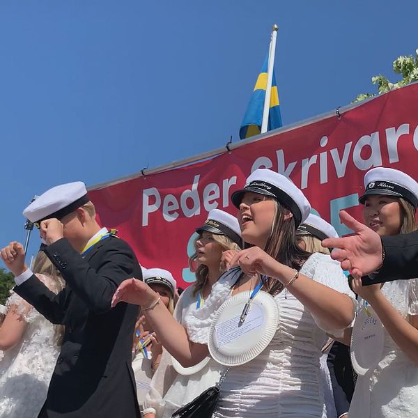 Flera studenter är glada och firar