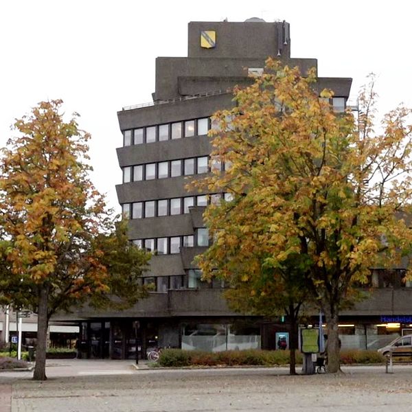 Delad bild. Till vänster: stadshus med höstträd. Till höger: person inomhus.