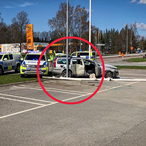 Till vänster en bil som kvaddats i Baronbackarna i Örebro bredvid flera polisbilar. Till vänster en kartbild över området.