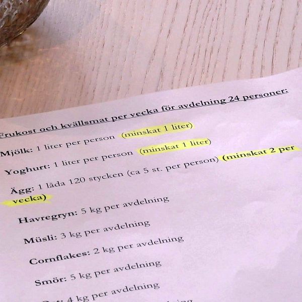 Delad bild. Till vänster: ett dokument med markerad text. Till höger: en person i skjorta.
