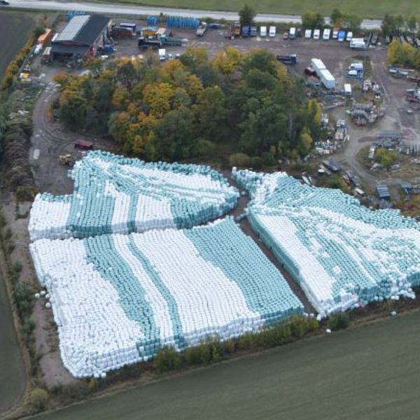 Delad bild. Till vänster: stora högar med plastbalar på fält. Till höger: reporter med SVT-mikrofon.