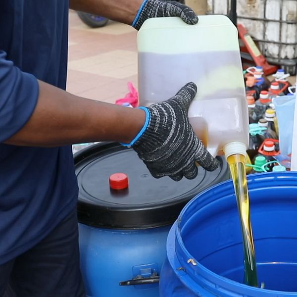 Palmolja hälls i tunna i Malaysia och flygplan syns på himlen, kopplat till SVT:s granskning.