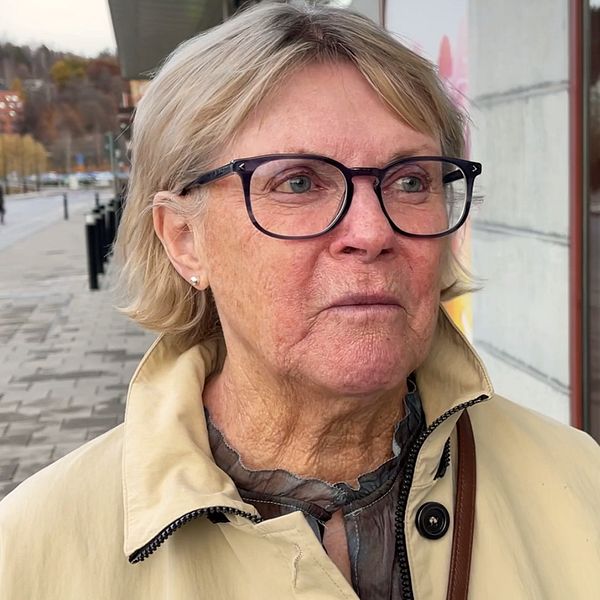 En delad bild som består av två sektioner. Den vänstra sektionen visar en person med ljus jacka och glasögon som står utomhus, med en stad som bakgrund. Den högra sektionen visar passagerare går av ett flygplan.