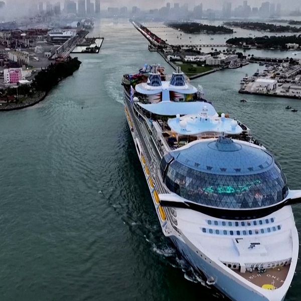 Kryssningsfartyget Icon of the Seas lämnar hamnen i Miami, USA.