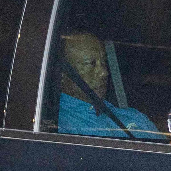 Tiger Woods lämnar polisstationen efter bilolyckan, synlig i bilen med säkerhetsbälte.