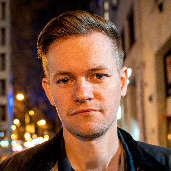Delad bild. Till vänster: person utomhus i stadsmiljö. Till höger: soldat vid inhängnat område.