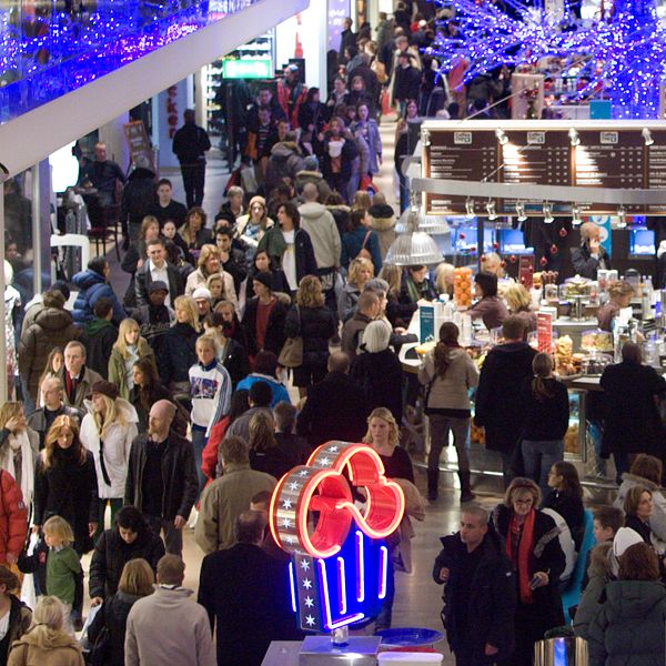 Köpcenter med mycket folk.