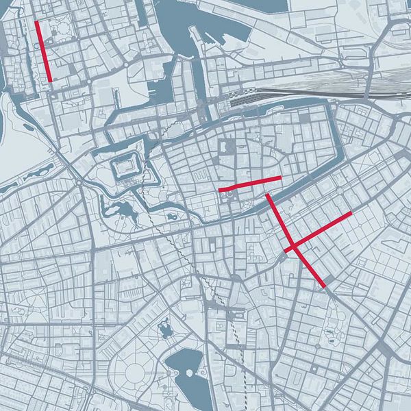Delad bild. Till vänster: stadskarta med röda markeringar. Till höger: gul taxi vid polisinsats.