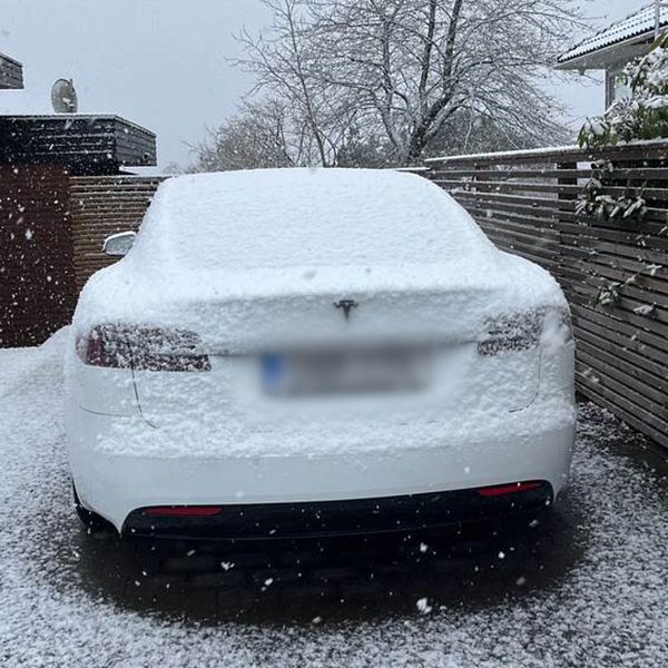 Tvådelad bild. Vänster: Snötäckt bil bakifrån. Höger: Urverk i närbild.