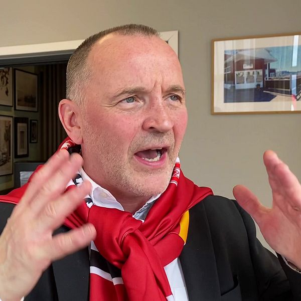 Delad bild: Luleå hockeys tränare Thomas ”Bulan” Berglund som intervjuas och gestikulerar, samt glada fans på torget