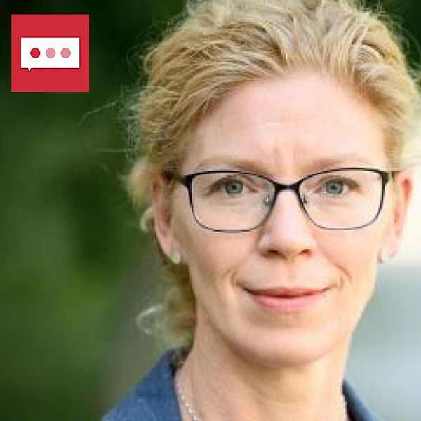 docent Sandra Friberg: En kvinna med glasögon tittar in i kameran med oskarp bakgrund